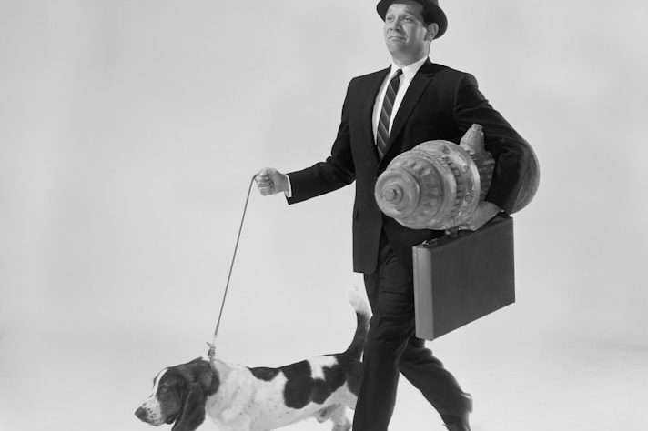 Mann mit Hund an einer Leine